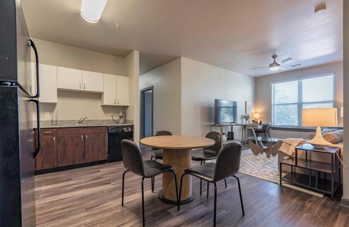 Tobin Hill Apartment | Landing | Incredible 2BD, Clubhouse, Courtyard