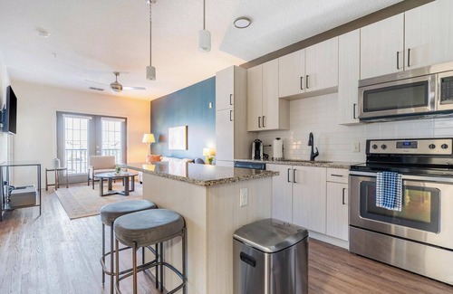 Tropic Apartment | Landing | Modern 1BD, Gym, Courtyard