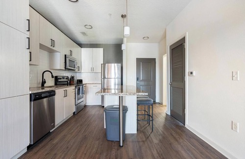 Tropic Apartment | Landing | Modern 1BD, Gym, Courtyard