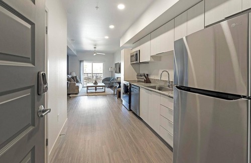 North Mountain Apartment | Landing | Modern 1BD, Gym, Pool