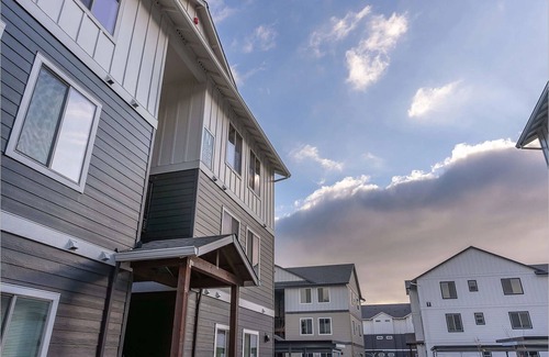 Woodburn Apartment | Landing | Modern 2BD, Gym, Pool