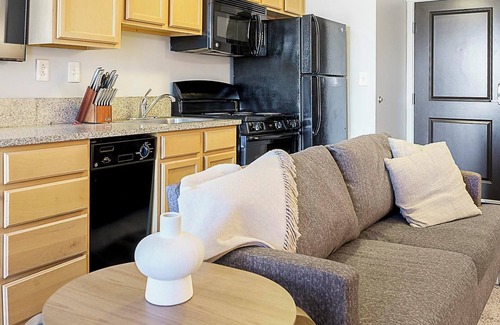 Downtown Indianapolis Apartment | Landing | Modern Studio, Pool, Rooftop Lounge