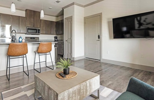 Manor Apartment | Landing | Spectacular 1BD, Courtyard, Gym