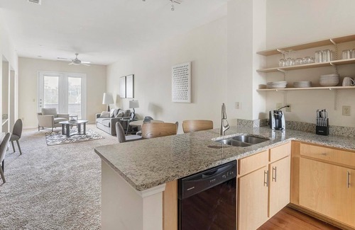 New Pathways Apartment | Landing | Spectacular 2BD, Gym, Pool