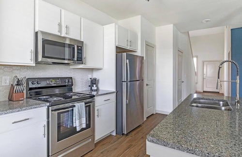 Waller Apartment | Landing | Spectacular 3BD, Gym, Pool