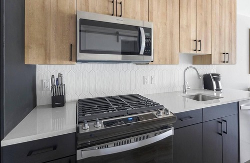 Englewood Apartment | Landing | Spectacular Studio, Gym, Rooftop Lounge
