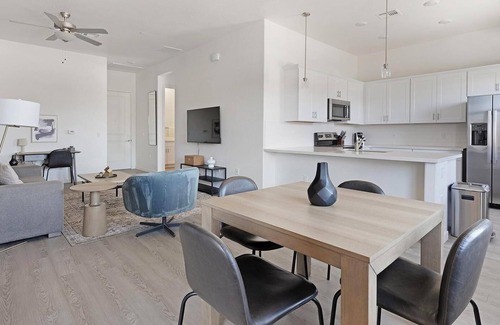 Oro Valley Apartment | Landing | Spectacular 2BD, Pool