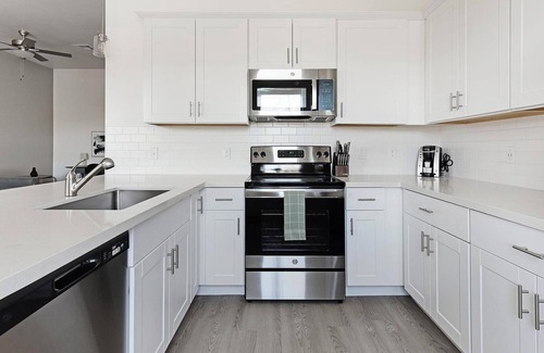 Oro Valley Apartment | Landing | Spectacular 2BD, Pool