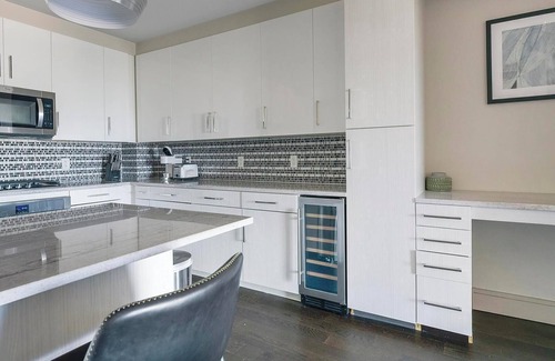 Houston Apartment | Landing | Stunning 2BD, Gym, Tennis Court