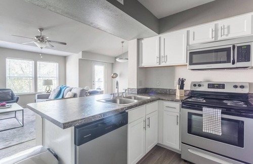 Broken Arrow Apartment | Landing | Stylish 1BD, Courtyard, Pool