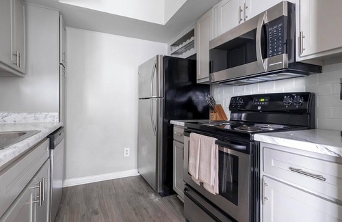 Briarforest Apartment | Landing | Stylish 1BD, Gym, Pool