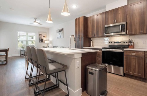 Seguin Apartment | Landing | Stylish 1BD, Gym, Pool