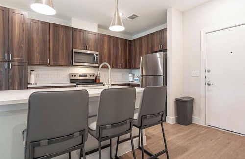 Seguin Apartment | Landing | Stylish 1BD, Gym, Pool