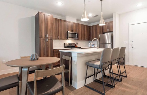 Seguin Apartment | Landing | Stylish 1BD, Gym, Pool