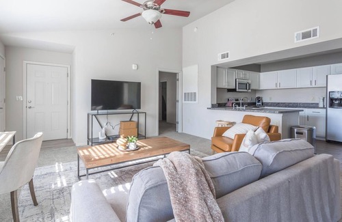 Broken Arrow Apartment | Landing | Stylish 2BD, Courtyard, Pool