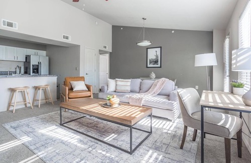 Broken Arrow Apartment | Landing | Stylish 2BD, Courtyard, Pool