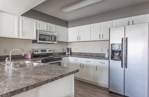 Broken Arrow Apartment | Landing | Stylish 2BD, Courtyard, Pool