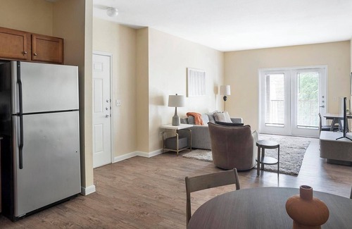 Sweetbriar Apartment | Landing | Stylish 2BD, Clubhouse, Courtyard