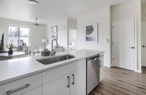 Homestead Apartment | Landing | Stylish 2BD, Gym