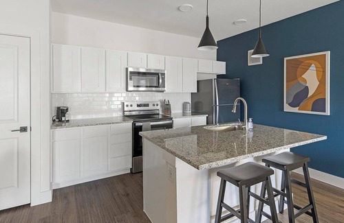 Venus Apartment | Landing | Stylish 2BD, Gym, Pool