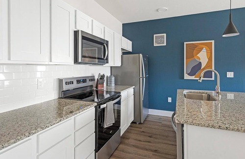 Venus Apartment | Landing | Stylish 2BD, Gym, Pool