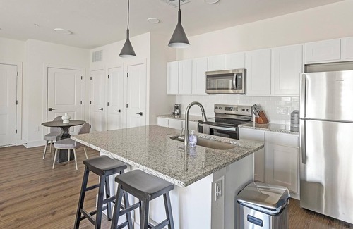 Venus Apartment | Landing | Stylish 2BD, Gym, Pool