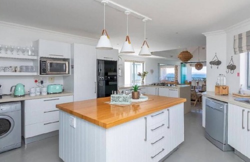 Paradise Beach Villa | Langebaan Beachfront 6 BDR. Villa