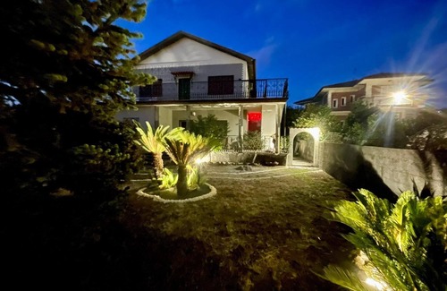 San Giovanni la Punta House | Lapilli Holidays, Accogliente 1P Villetta Bifam con Meravigliosa Vista Dell'etna