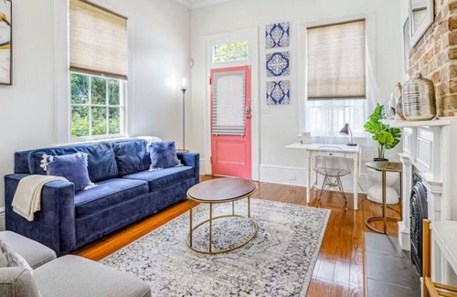 Central Carrollton Association Apartment | Lapis Lodge King Size bed Near Street Car Line