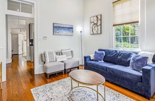 Central Carrollton Association Apartment | Lapis Lodge King Size bed Near Street Car Line