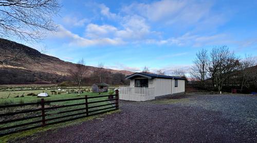 Crianlarich Ski Chalet | Lapwing Lodge with loch and mountain view