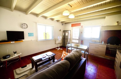Mouraria House | Laranjeira - House with garden and private pool, parking and Wi-Fi