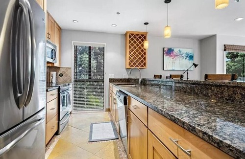 Crown Point Condo | Large 1 bedroom condo steps to Mission Bay. Large beachfront Jacuzzi.