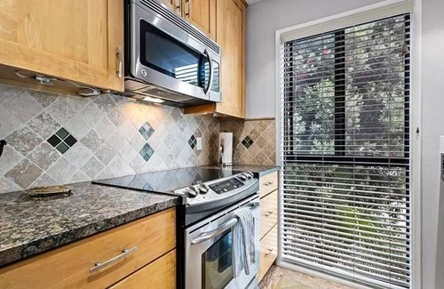 Crown Point Condo | Large 1 bedroom condo steps to Mission Bay. Large beachfront Jacuzzi.