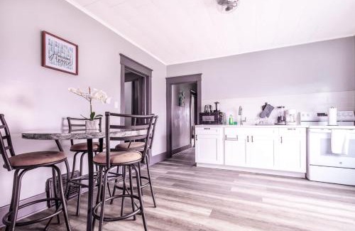 Downtown Niagara Falls House | Large 11BR 4BA compound near Niagara Falls