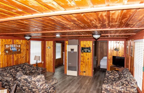 Moorestown Resort | LARGE 2 BR cabin less than 50 steps from the Lake