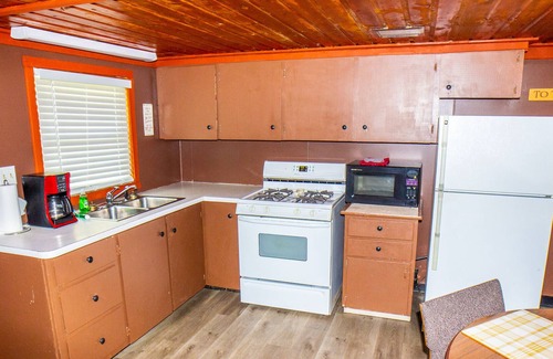 Moorestown Resort | LARGE 2 BR cabin less than 50 steps from the Lake