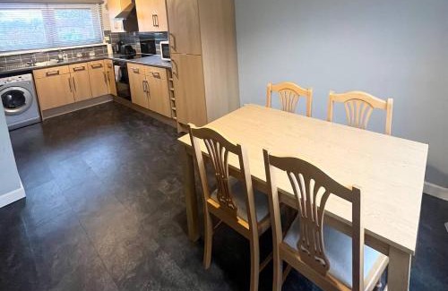 Hereford House | Large 2-br City Home Free Parking Sleeps 6