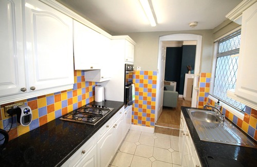 Seisdon House | Large 3 Bed Bungalow - Parking - Garden