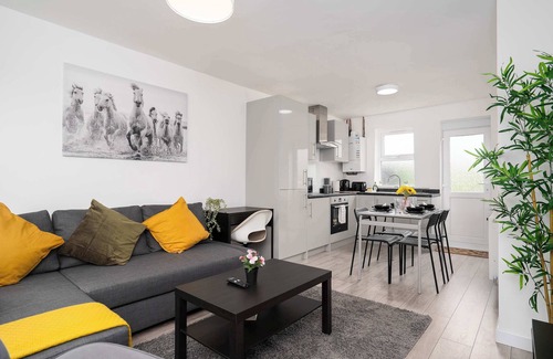 Lincoln House | Large 3 Bed House - Parking