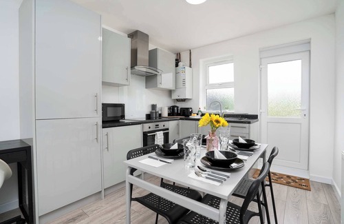 Lincoln House | Large 3 Bed House - Parking
