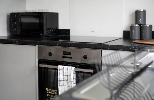 Lincoln House | Large 3 Bed House - Parking