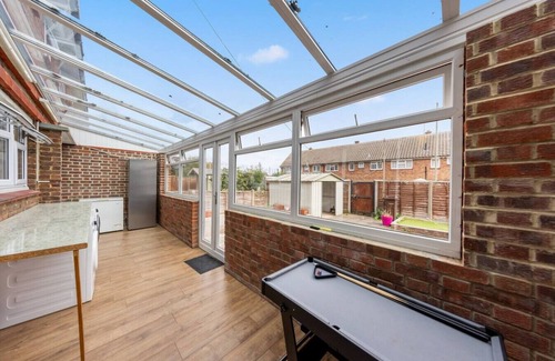 Singlewell House | Large 3-Bed House in Gravesend | Double Driveway