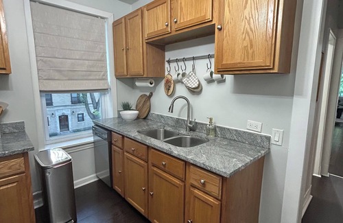 Rogers Park Apartment | Large 3 bedroom apartment in Roger’s Park!