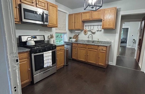 Rogers Park Apartment | Large 3 bedroom apartment in Roger’s Park!