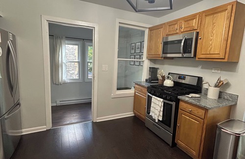 Rogers Park Apartment | Large 3 bedroom apartment in Roger’s Park!