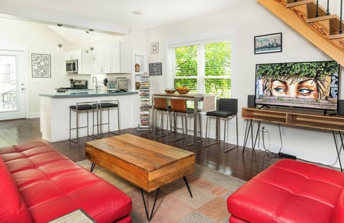 Bloomington House | Large 3-bedroom bungalow near IU stadiums