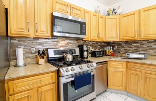 North Bergen Apartment | Large 3-Bedroom Retreat in North Bergen – The Ultimate NYC Escape!