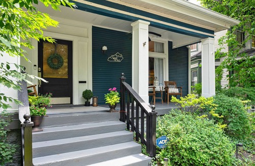 Deer Park House | Large 4-bdrm historic Highlands home just steps to bars, parks and restaurants!