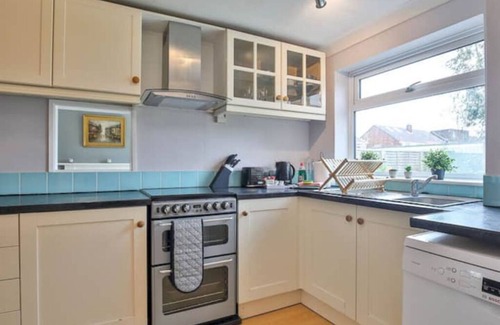 Old Windsor House | Large 4 bed by River Thames